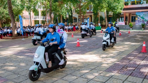 Phạt tiền người dưới 18 tuổi đi mô tô, hiểu thế nào cho đúng?