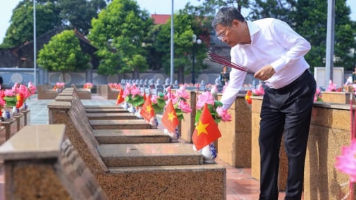Thủ tướng dâng hương tưởng niệm các Anh hùng liệt sĩ và tặng quà người có công tại Lạng Sơn