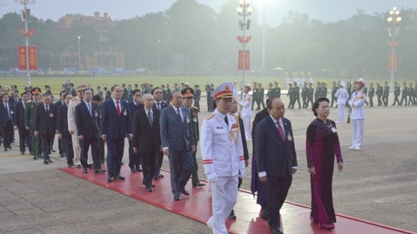 Các đại biểu dự Đại hội đại biểu toàn quốc lần thứ XIII của Đảng vào Lăng viếng Chủ tịch Hồ Chí Minh