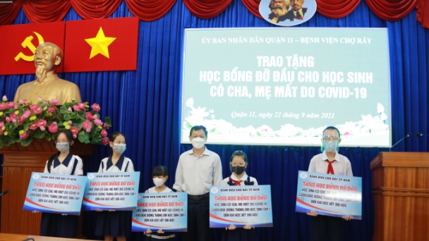 Bệnh viện Chợ Rẫy trao 8 suất “Học bổng đỡ đầu” cho học sinh quận 11 và quận 5