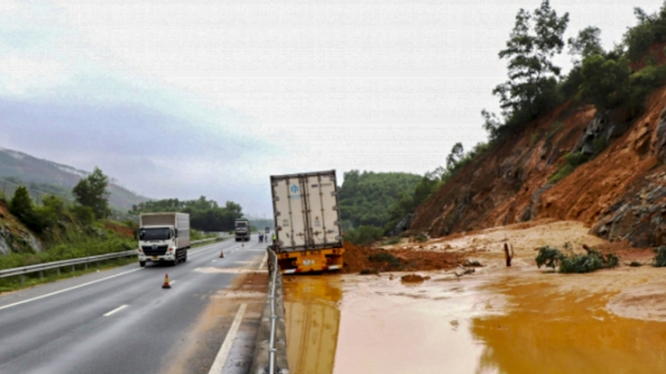 Cao tốc Đà Nẵng - Quảng Ngãi sạt lở đất đá, giao thông ách tắc