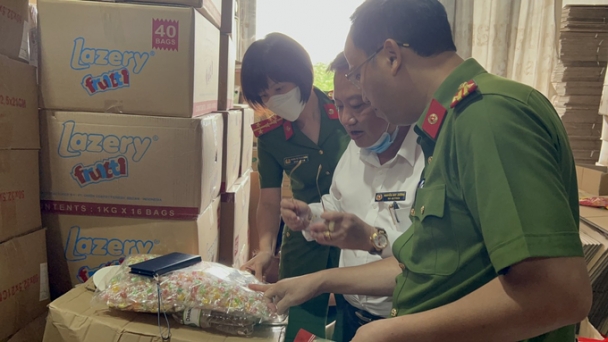 Lực lượng Quản lý thị trường thu giữ hàng tấn kẹo giả mạo xuất xứ Nhật Bản