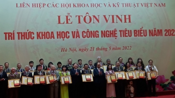 Chủ tịch nước Nguyễn Xuân Phúc dự Lễ tôn vinh trí thức KH&CN tiêu biểu năm 2022