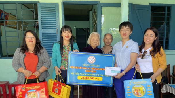 Yến sào Khánh Hòa thăm, tặng quà hai mẹ Việt Nam anh hùng
