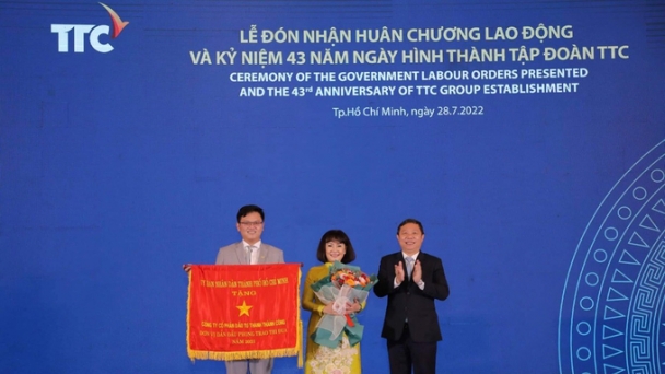 Tập đoàn TTC cùng lúc đón nhận 2 Huân chương Lao động của Chủ tịch nước và Cờ thi đua của Thành phố