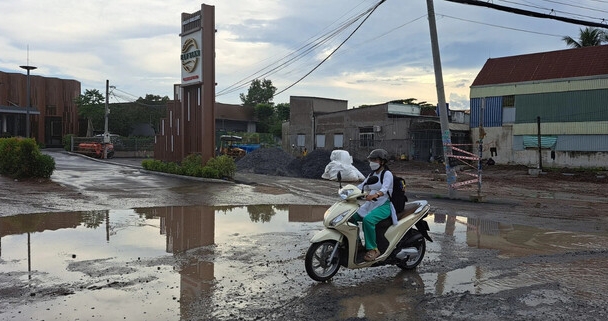 Người dân Thủ Đức 'kêu cứu' vì chung cư thi công không phép, xe tải cày nát đường đầy 'ổ gà ổ voi'