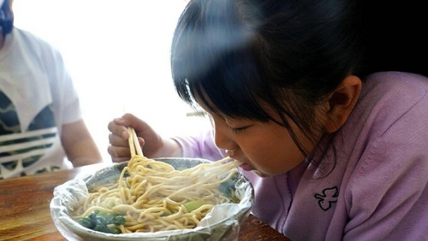 4 món ăn chả khác gì “thuốc độc' nhưng trẻ Việt Nam cực yêu thích, loại cuối cùng chẳng khác gì ăn túi nilon