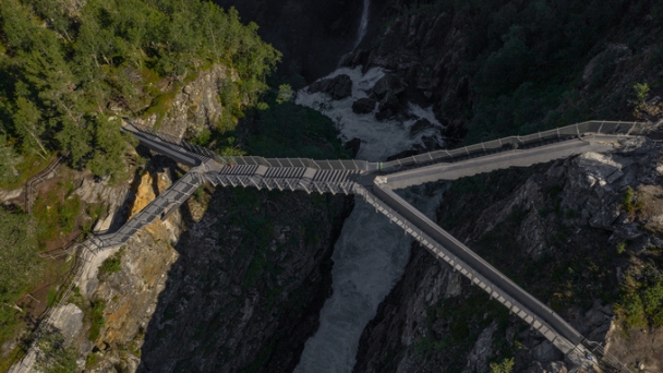 'Ngộp thở' cây cầu vượt thác bắc qua 2 hẻm núi, nối liền 2 thung lũng: Gần 100 bậc thang, phải dùng cả trực thăng để xây dựng