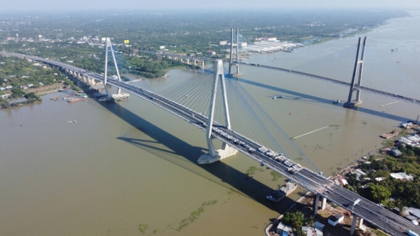 Cây cầu hơn 5.000 tỷ đồng đắt nhất tuyến cao tốc Bắc - Nam nối liền hai tỉnh miền Tây, là cầu dây văng đầu tiên hoàn toàn do người Việt xây dựng