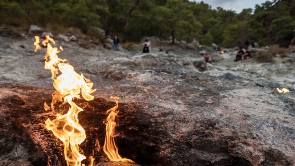 Kỳ lạ những hòn đá tự bốc cháy suốt 2.500 năm không tắt, các nhà khoa học đau đầu đi tìm lời giải