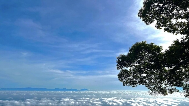 'Săn mây' ngay tại nơi cao nhất Hà Nội: Phải leo hơn 1.320 bậc thang đá ngay bên vách núi nếu muốn lên đỉnh, cảnh đẹp không kém Tà Xùa hay Bạch Mộc Lương Tử