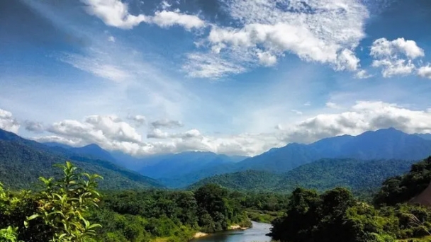 Dãy núi dài 30km, có 7 tên gọi khác nhau từng được cho là nơi vua Kinh Dương Vương định đô, nổi tiếng với sự tích 99 ngọn núi và không thể thành đế đô chỉ vì một con chim Phượng