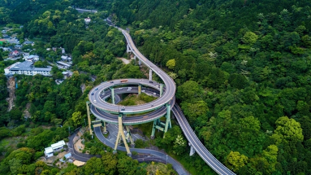 Cây cầu xoắn 720 độ 'uốn lượn như rắn' giữa núi non hùng vĩ, là kiệt tác xây dựng độc đáo bậc nhất thế giới