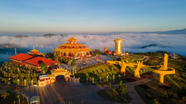 Quần thể Phật giáo Kim Cương Thừa đặt Đại bảo tháp Kinh luân dát vàng 24K lớn nhất thế giới của Việt Nam, chứa hơn 1 tỷ câu chú