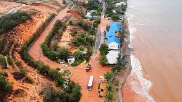 'Thủ đô resort' sẽ trở thành khu du lịch 14.760ha bất ngờ bị sạt lở nghiêm trọng, hàng chục phương tiện bị vùi lấp trong lũ cát