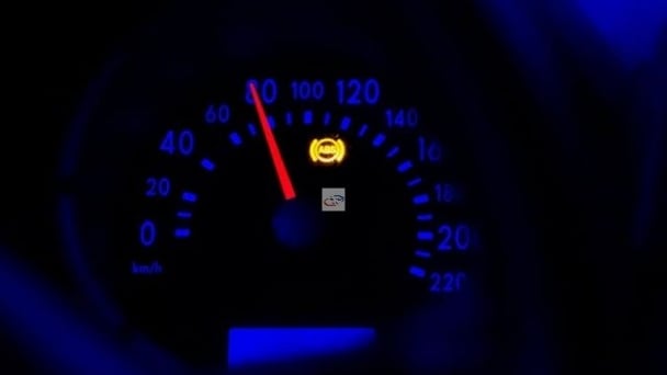 Đèn báo ABS ô tô bật sáng: Nguyên nhân và cách xử lý