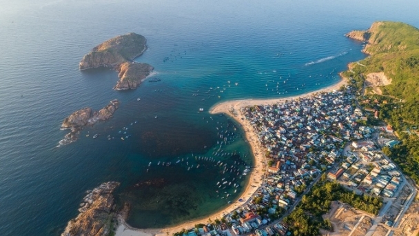 Làng chài ven biển nằm trên bán đảo chỉ cách TP. Quy Nhơn 10km, thu hút hàng nghìn lượt khách mỗi năm