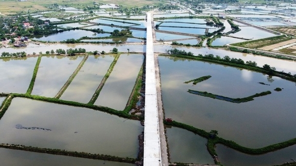 Hình hài cây cầu vượt dài nhất tỉnh bắc qua dòng chính của sông Mã sắp khánh thành