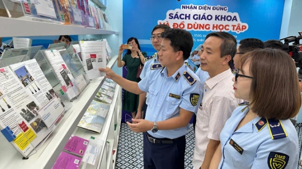 Nhận diện sách giáo khoa và đồ dùng học tập thật - giả