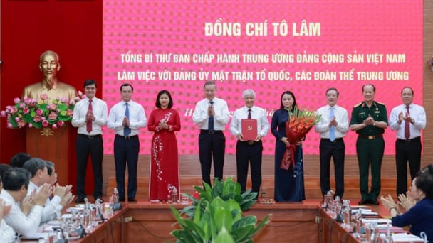 Tổng Bí thư trao quyết định tổ chức bộ máy Cơ quan Ủy ban Trung ương MTTQ Việt Nam