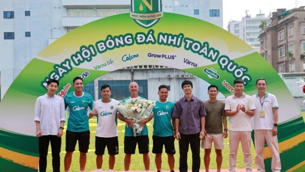 HLV Guillaume Graechen được vinh danh tại Ngày hội bóng đá Nhí Nutifood 2026
