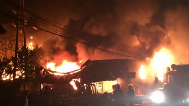 Bình Định: Cháy chợ lúc nửa đêm khiến người dân hoảng loạn