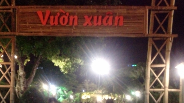 Hội hoa xuân Phú Mỹ Hưng đông người, chủ hàng hoa vẫn than thở