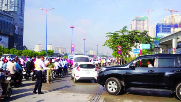 Trước ống kính: Người dân tham gia điều tiết giao thông giảm nạn kẹt xe