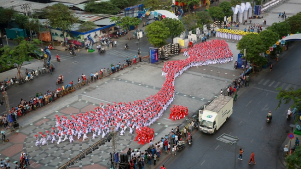 Lễ hội áo dài 2017: Nhộn nhịp du khách và hoành tráng