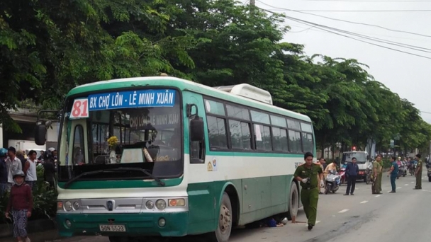 TP.HCM: Bị xe buýt cuốn vào gầm, một nạn nhân tử vong