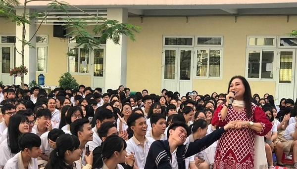 NSND Bạch Tuyết cùng học sinh hát mừng 100 năm sân khấu cải lương