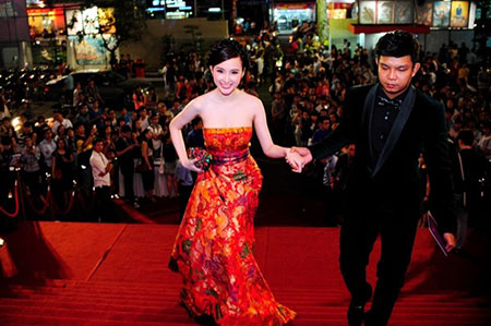 Angela Phương Trinh đeo trang sức trăm triệu đi sự kiện