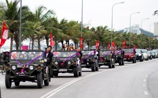 Đám rước dâu bằng toàn xe Jeep cổ ở Quảng Ninh