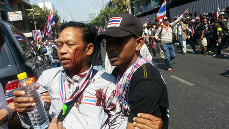 Lại ném lựu đạn ở Bangkok, 28 người biểu tình bị thương
