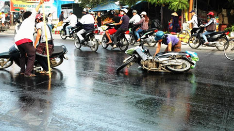 Ngã xe… mới thấy được bản chất của một số người Việt!