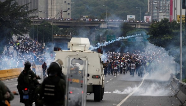 Venezuela: Bạo loạn leo thang, nhân dân nghèo đói