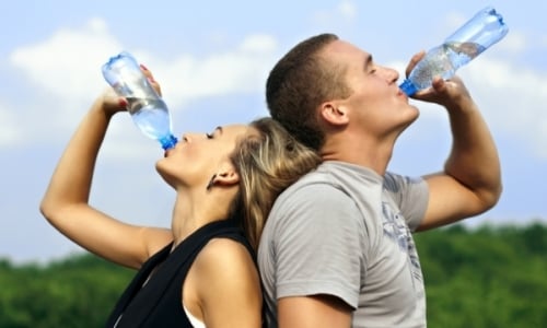 Những thói quen uống nước gây hại cho sức khỏe 