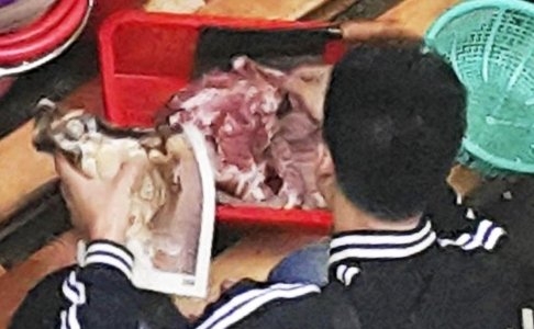 Người Việt bán thịt chó sôi sục Hồng Kông