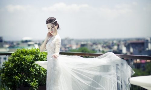 Ngỡ ngàng vẻ đẹp hút hồn của Trương Tùng Lan trong thiết kế cưới của May's Bridal.