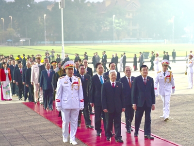 Đoàn đại biểu dự Đại hội Đảng XII viếng Chủ tịch Hồ Chí Minh