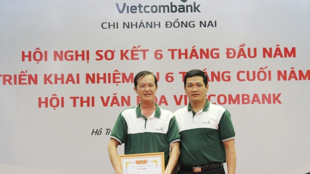 Nhân viên bảo vệ Vietcombank Đồng Nai trả lại 17 triệu đồng cho khách hàng đánh rơi