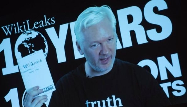 “Người thổi còi” Assange bị Ecuador “cắt” Internet