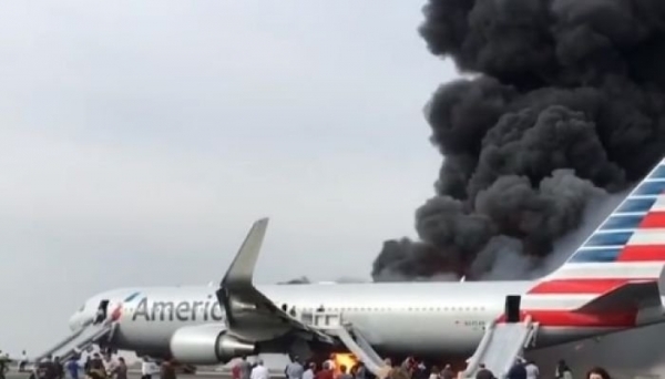Máy bay Mỹ chở 170 người bốc cháy tại sân bay Chicago