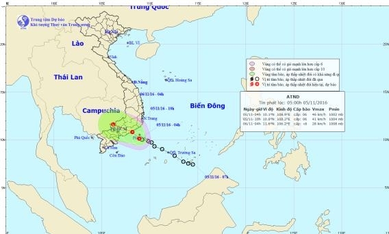 Áp thấp nhiệt đới tiến sát đất liền