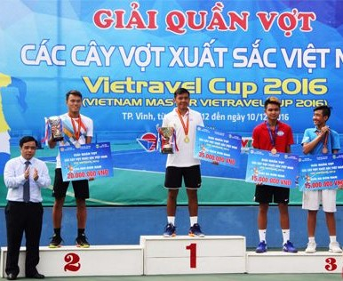 Vô địch quần vợt nhận được huy chương... bơi lội