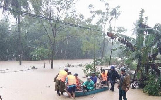 Mưa giảm, lũ trên các sông miền Trung đang xuống