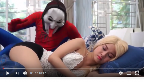 Báo động: Nữ hoàng băng giá Elsa xuất hiện quá sexy trên kênh Youtube cho trẻ em