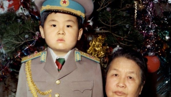 Cậu bé Kim Jong-nam từng được cha cho mặc “quân phục nguyên soái”