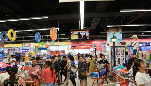 Lễ 30/4, người dân rủ nhau mua sắm tại Lotte Mart