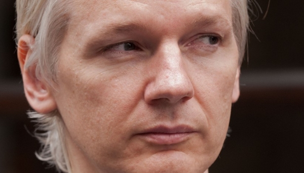 Khắc tinh của tình báo Mỹ Assange mời cựu Giám đốc FBI làm việc lương cao